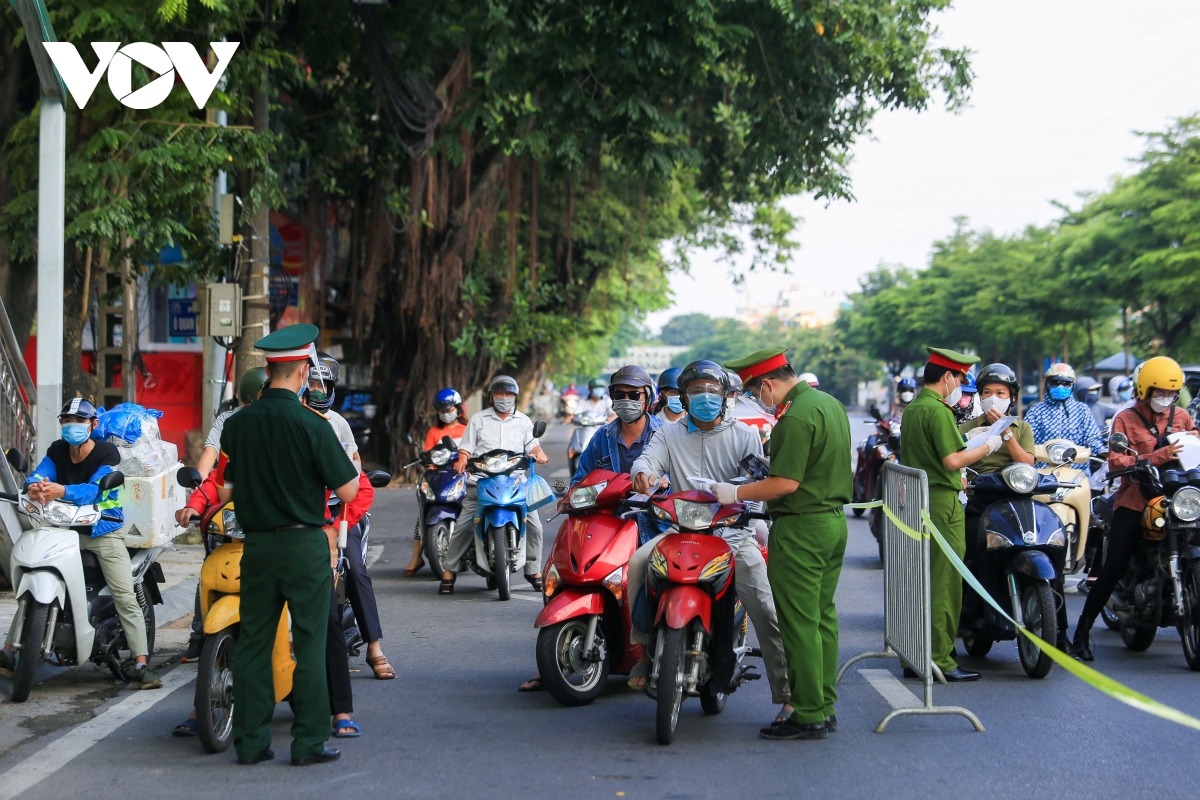 cac chot kiem soat nguoi ra vao vung 1 o ha noi bat dau hoat dong hinh anh 18