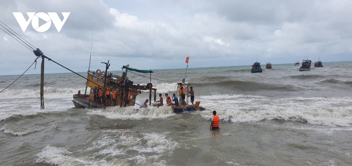 Kiên Giang cứu thành công một tàu cá bị sóng lớn đánh chìm                                