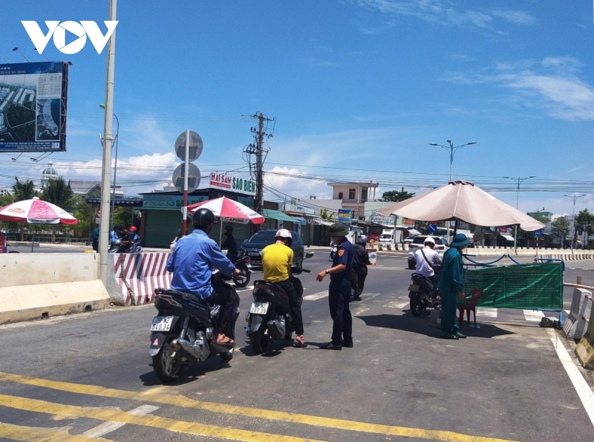 quang ngai, khanh hoa day nhanh tiem vaccine cho nguoi dan, mo cua hoat dongnhieu cho lon hinh anh 3