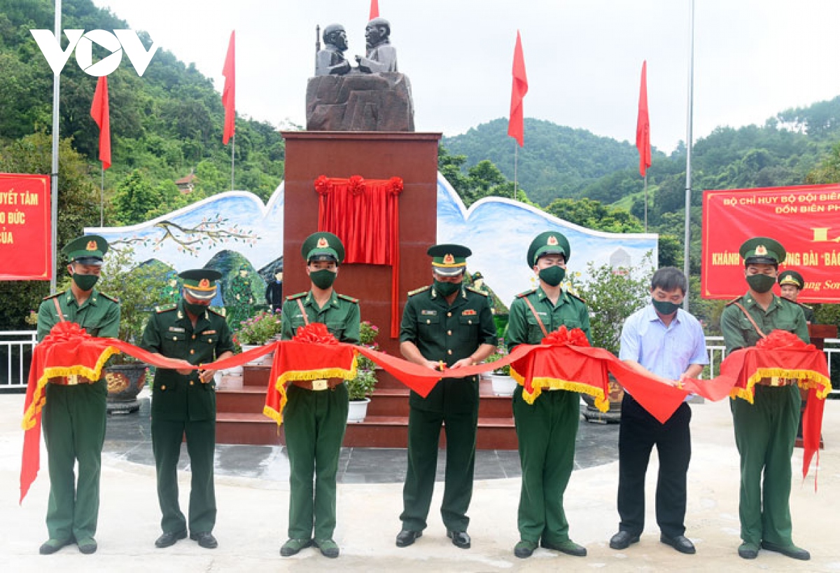 lang son khanh thanh tuong dai bac ho voi chien si bien phong hinh anh 1