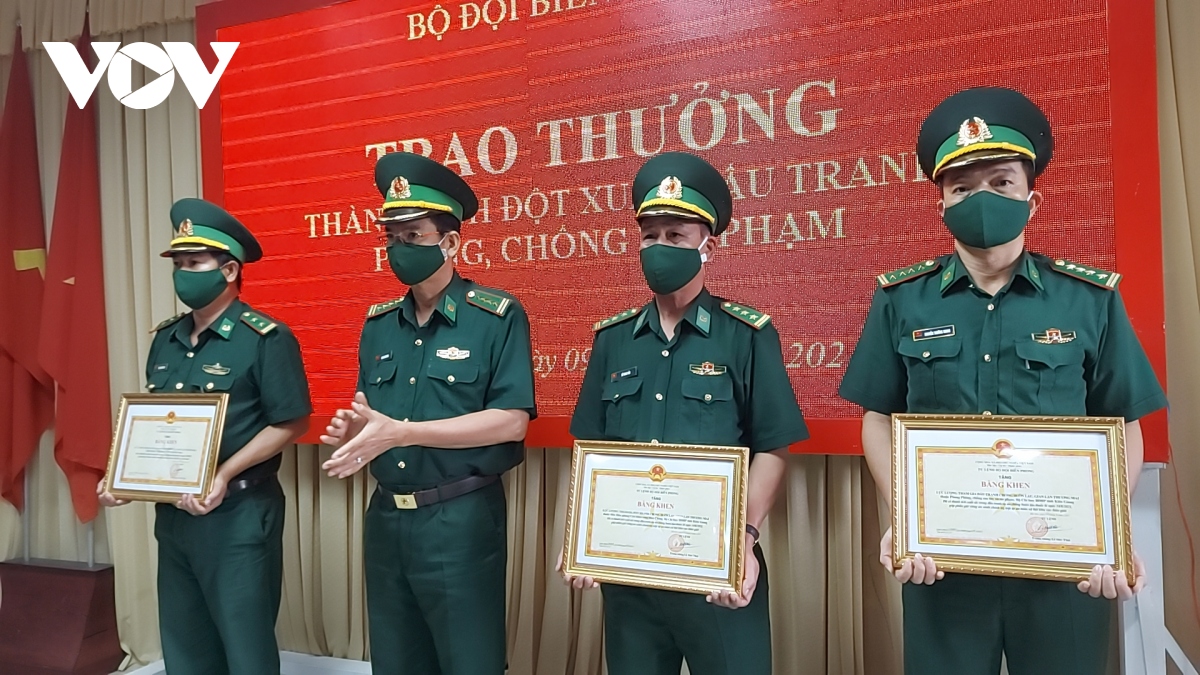 Thưởng đột xuất 4 tập thể có thành tích đặc biệt xuất sắc trong phòng chống buôn lậu