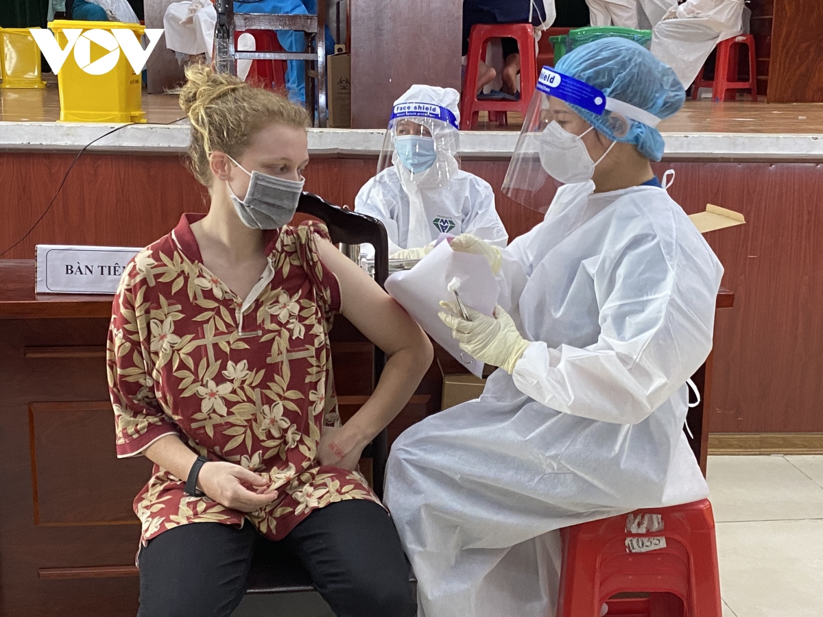 Da nang tiem vaccine covid-19 cho nguoi nuoc ngoai hinh anh 1