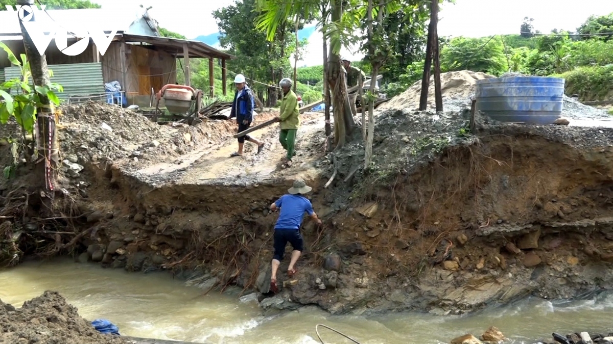 mua lon keo dai, nhieu tuyen duong tai huyen phuoc son quang nam sat lo nghiem trong hinh anh 1