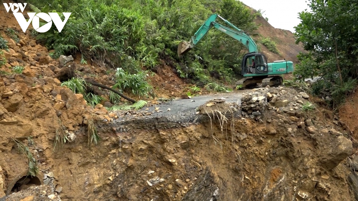 mua lon keo dai, nhieu tuyen duong tai huyen phuoc son quang nam sat lo nghiem trong hinh anh 3