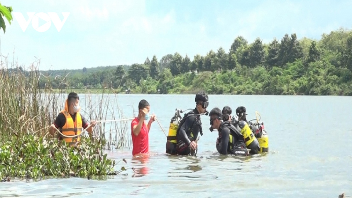 lat xuong khi dang danh ca, mot nguoi dan ong o binh phuoc tu vong hinh anh 1