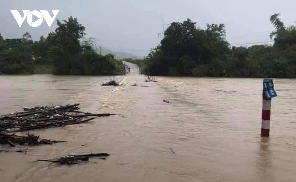 mot phu nu mang thai o quang binh bi nuoc lu cuon khi qua ngam tran hinh anh 2