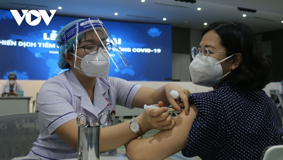 vietnam goes ahead with second covid-19 vaccine shot plan picture 1