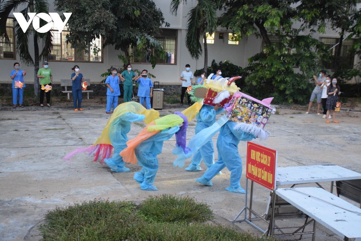 bac si benh vien da chien mua lan phuc vu tre em dang dieu tri covid-19 don tet trung thu hinh anh 2