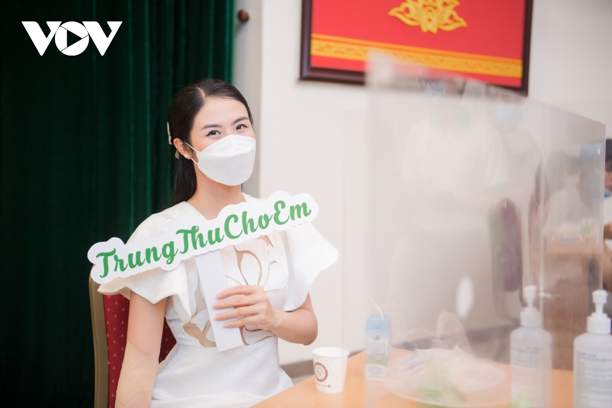 hoa hau ngoc han di hien mau trong ngay dau ha noi noi long gian cach hinh anh 3