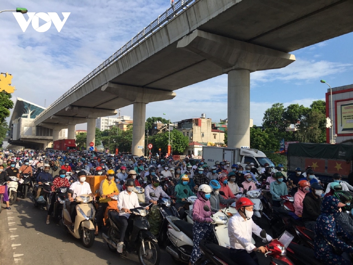 Ngày đầu tiên Hà Nội phân vùng chống dịch, ùn tắc nghiêm trọng