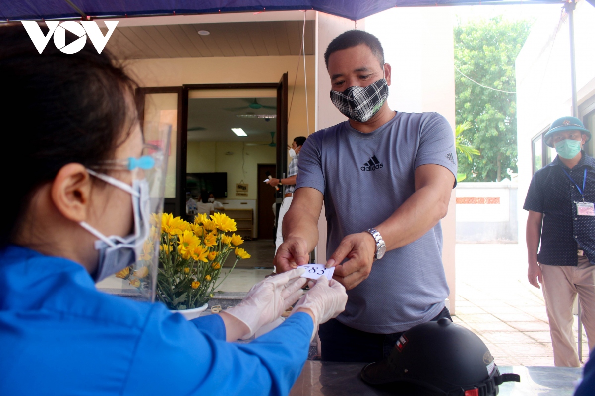 ha noi bat dau tiem nhung lieu vaccine vero cell dau tien cho nguoi dan hinh anh 10