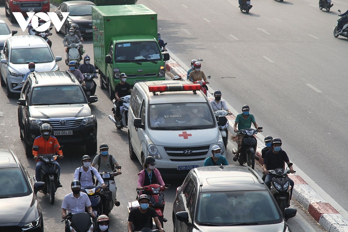 Duong pho ha noi dong duc, nhon nhip gio cao diem ngay dau noi long gian cach hinh anh 11