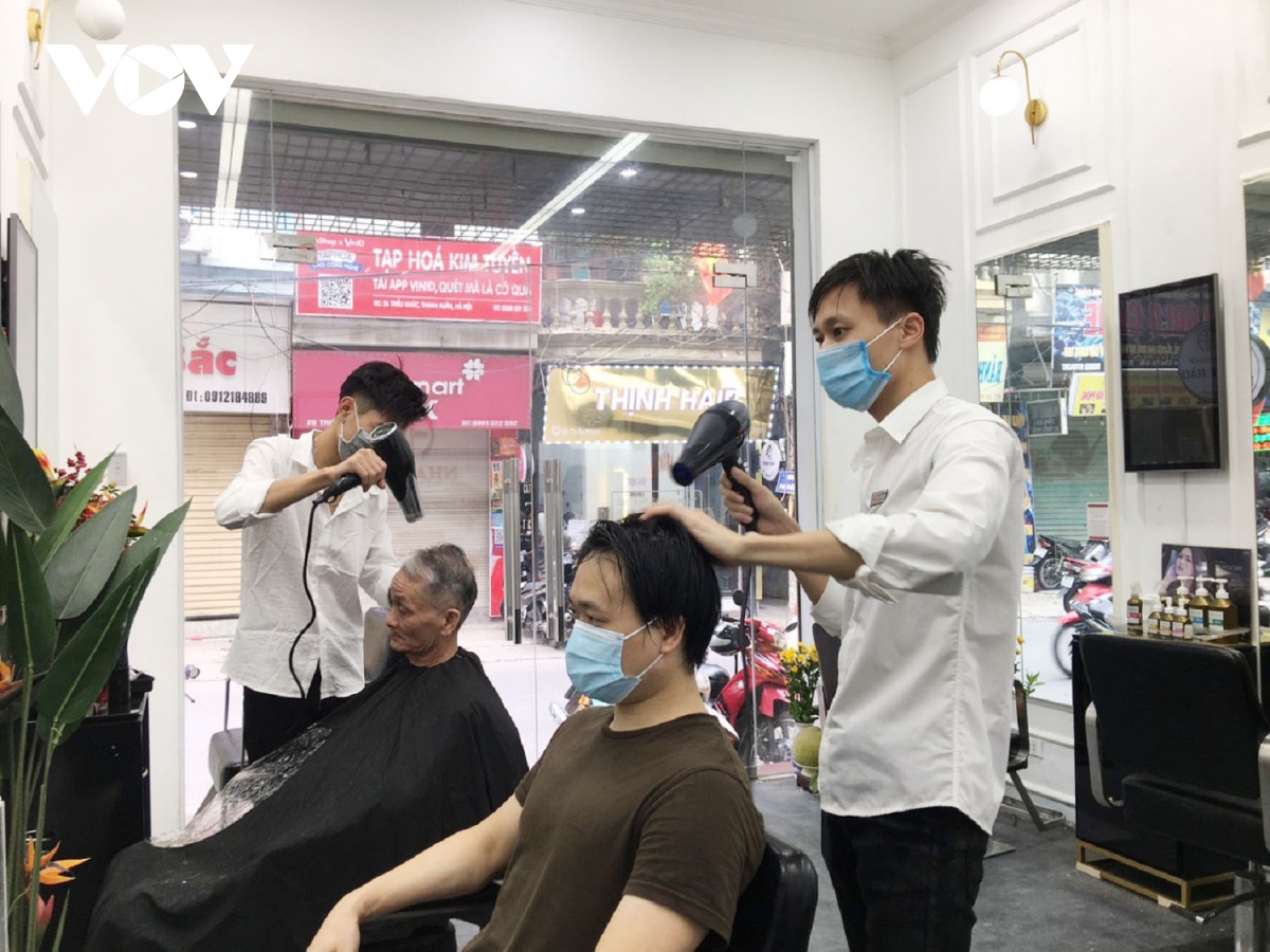 Tiệm cắt tóc mở cửa trở lại sau hơn 2 tháng đóng cửa, chủ Salon ...
