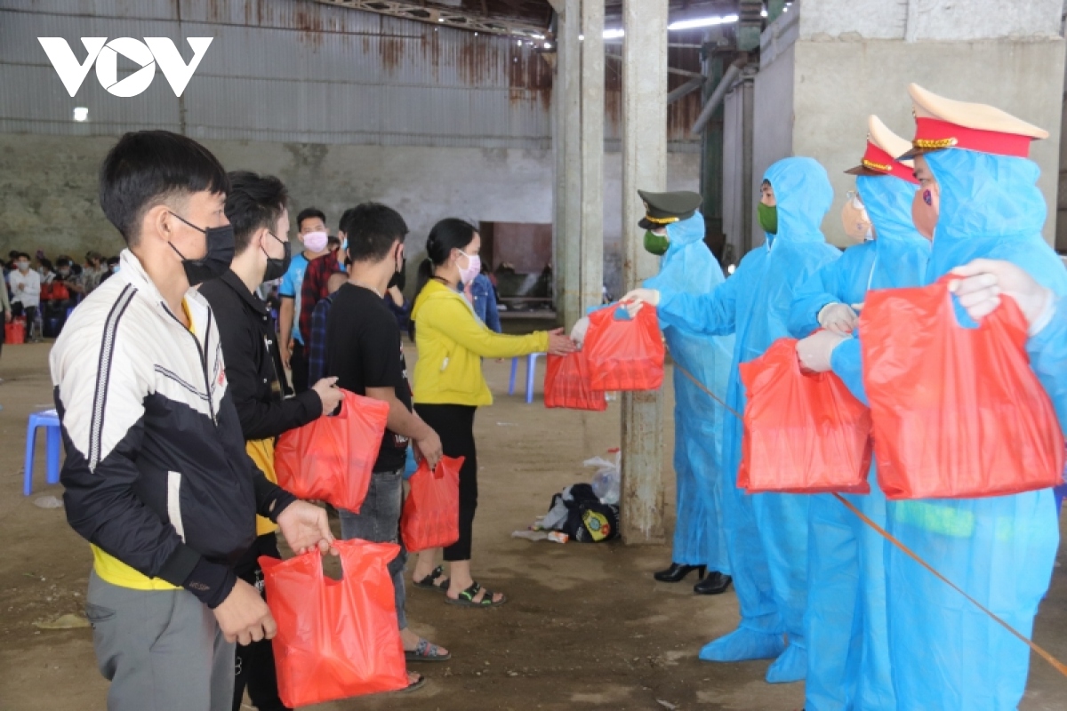 cong an son la trang dem ho tro nguoi dan tu cac tinh mien nam tro ve hinh anh 12