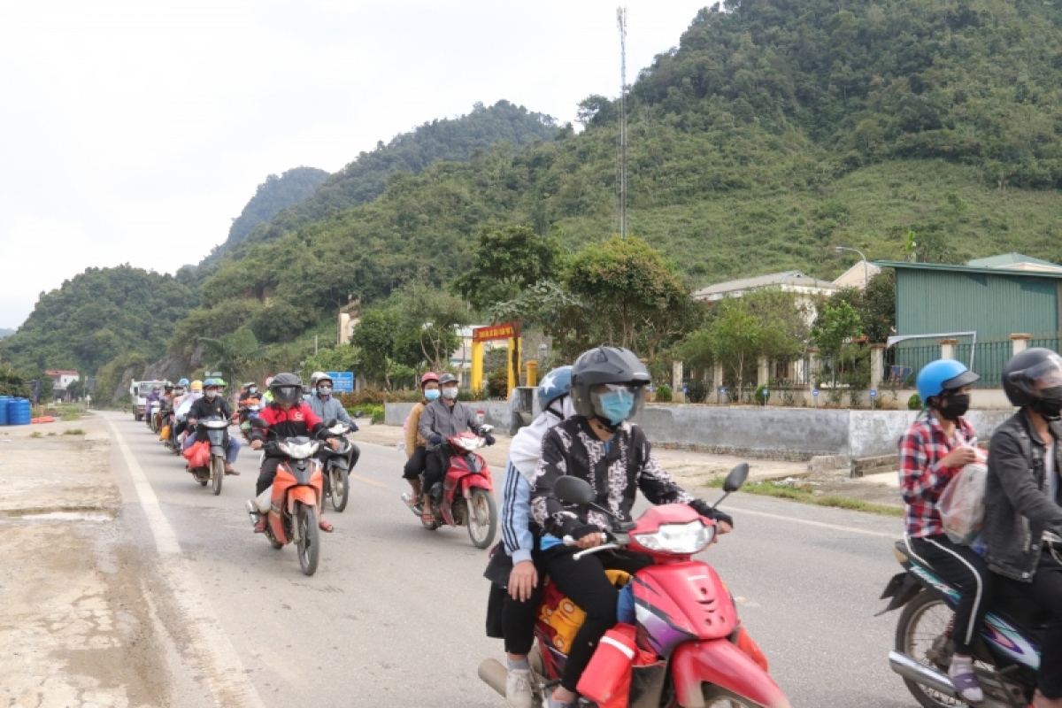 cong an son la trang dem ho tro nguoi dan tu cac tinh mien nam tro ve hinh anh 14