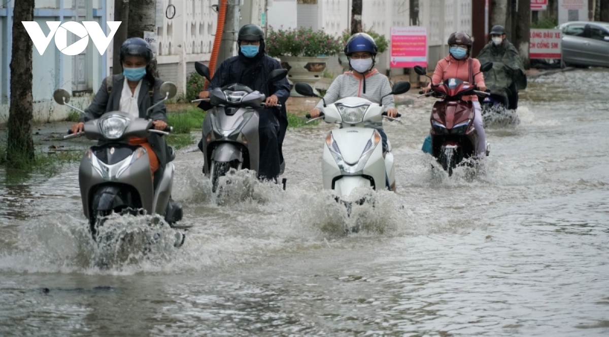 mua lon kem trieu cuong dang cao khien nguoi dan can tho di chuyen kho khan hinh anh 1