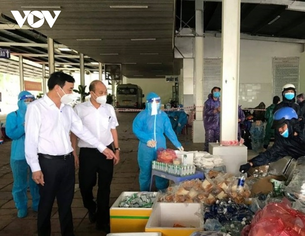 nguoi lao dong ve que di qua Da nang duoc ho tro xang mien phi hinh anh 1