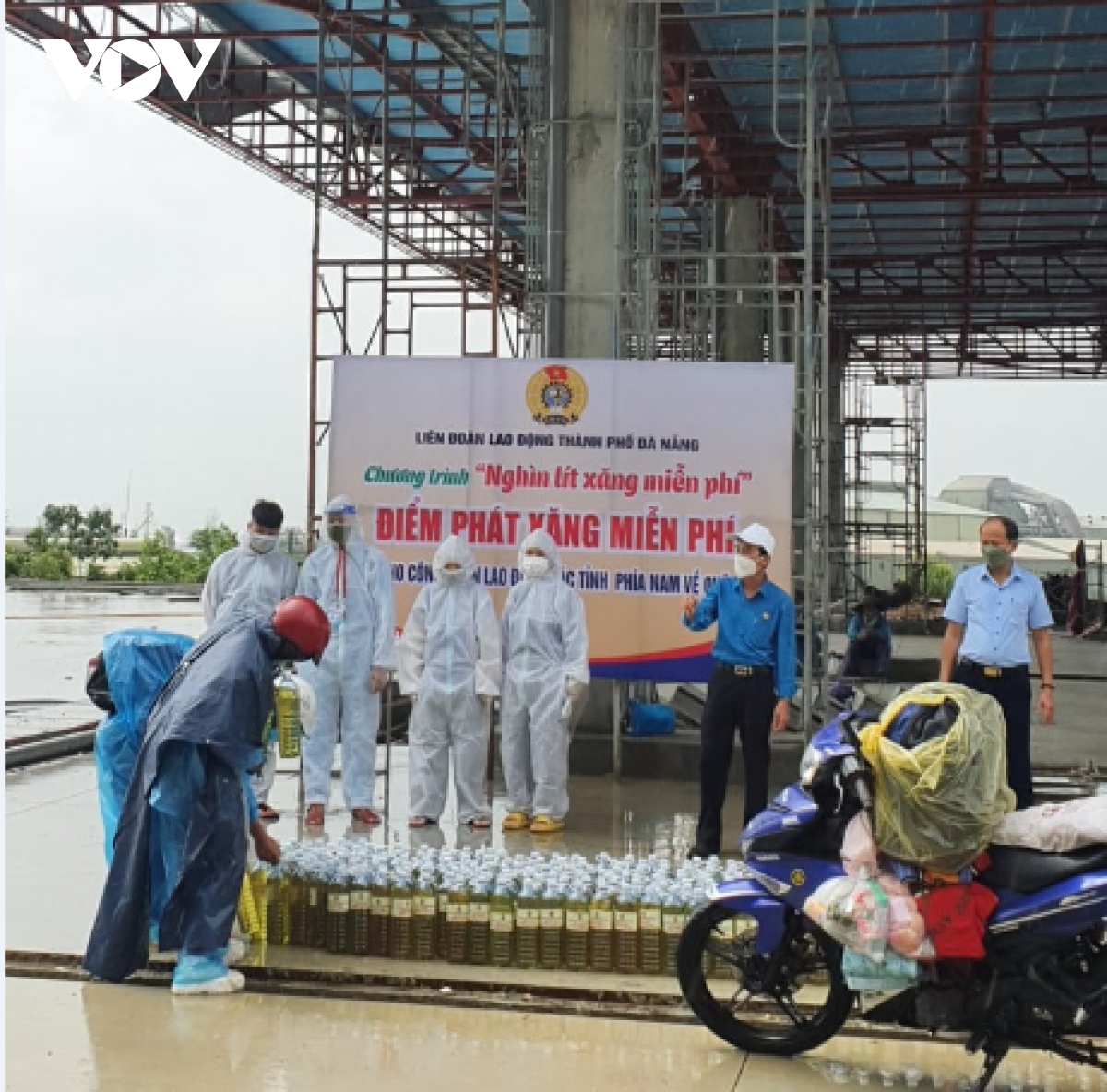 nguoi lao dong ve que di qua Da nang duoc ho tro xang mien phi hinh anh 3