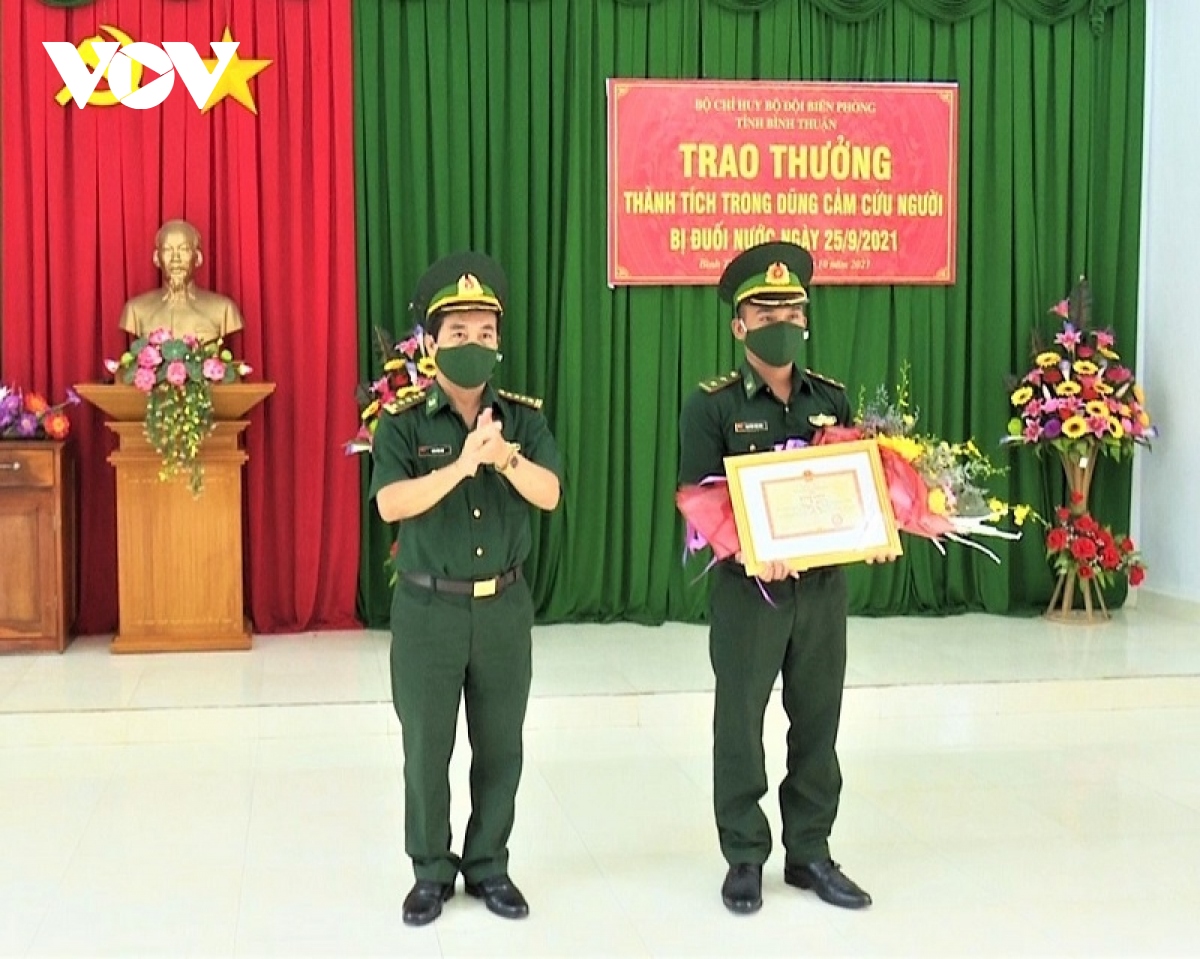 tang bang khen cho trung uy dung cam cuu nguoi o binh thuan hinh anh 1