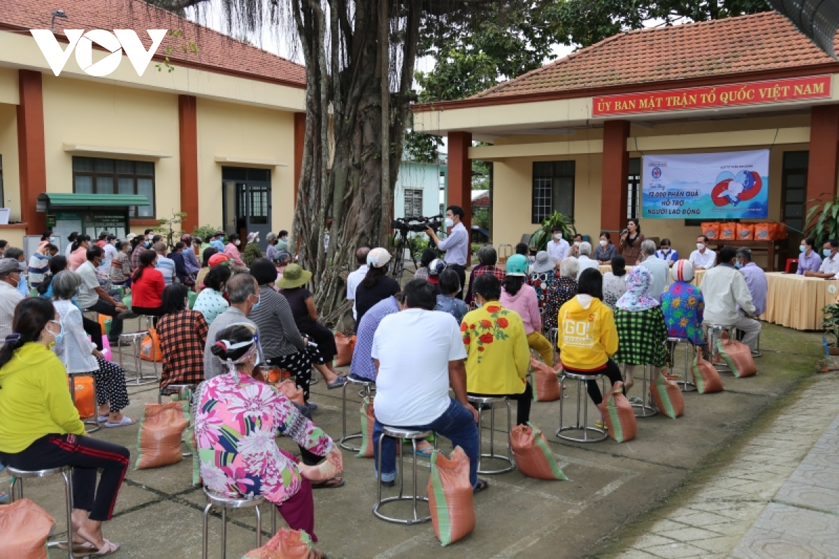 quy tu thien kim oanh trao tang 12.000 tui an sinh cho nguoi ngheo tai binh duong hinh anh 1