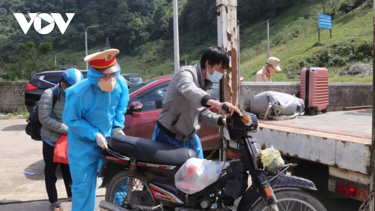 cong an son la trang dem ho tro nguoi dan tu cac tinh mien nam tro ve hinh anh 7