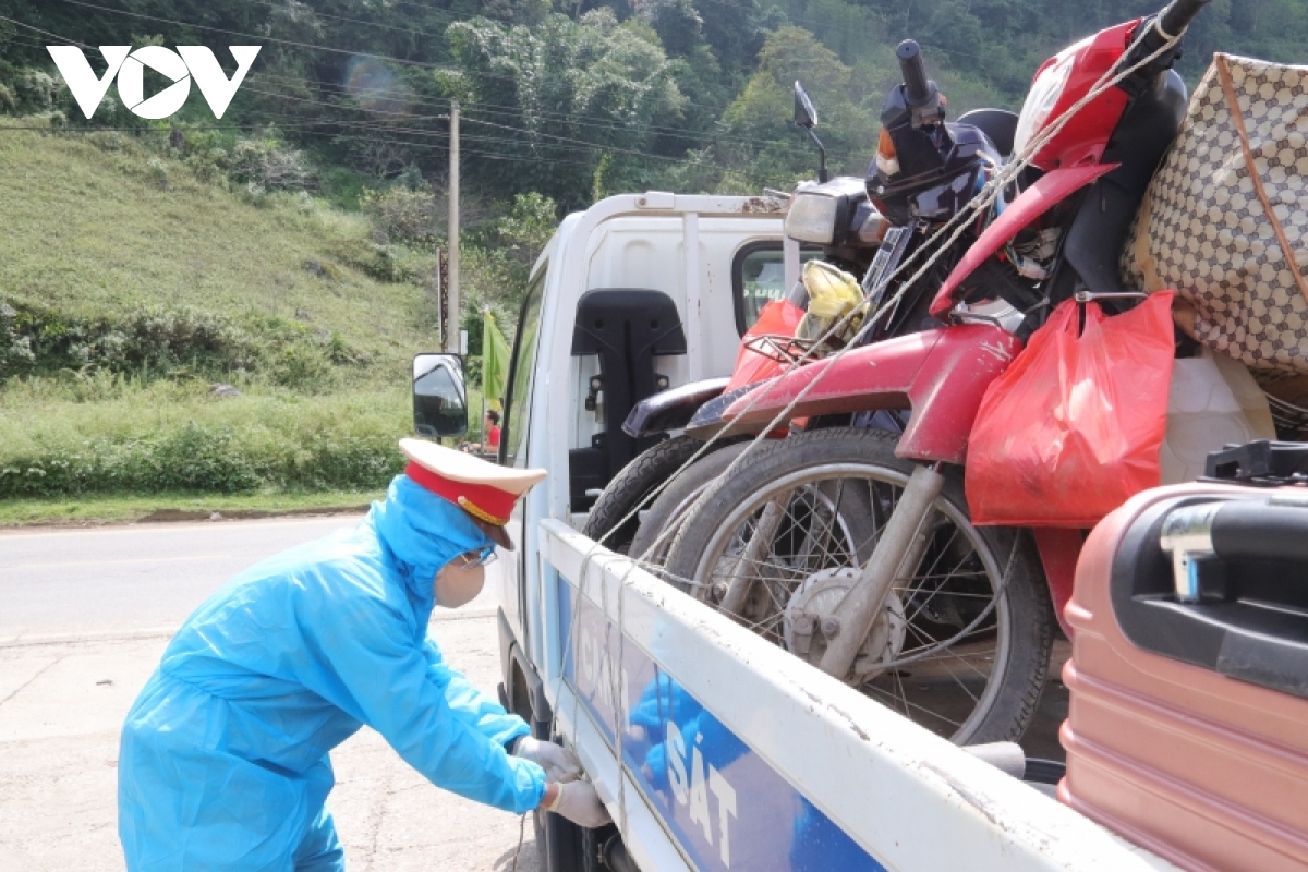 cong an son la trang dem ho tro nguoi dan tu cac tinh mien nam tro ve hinh anh 8