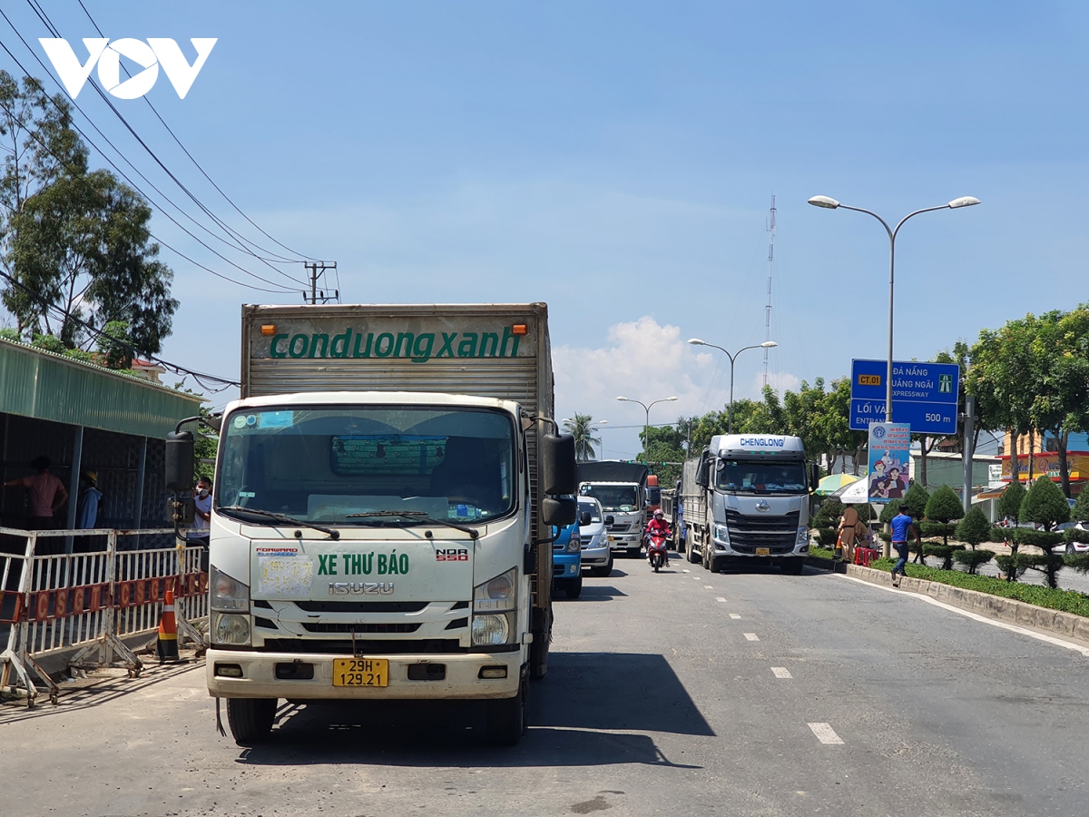 xe tai ra vao thanh pho Da nang tren noi mot duong, duoi lam mot neo hinh anh 4