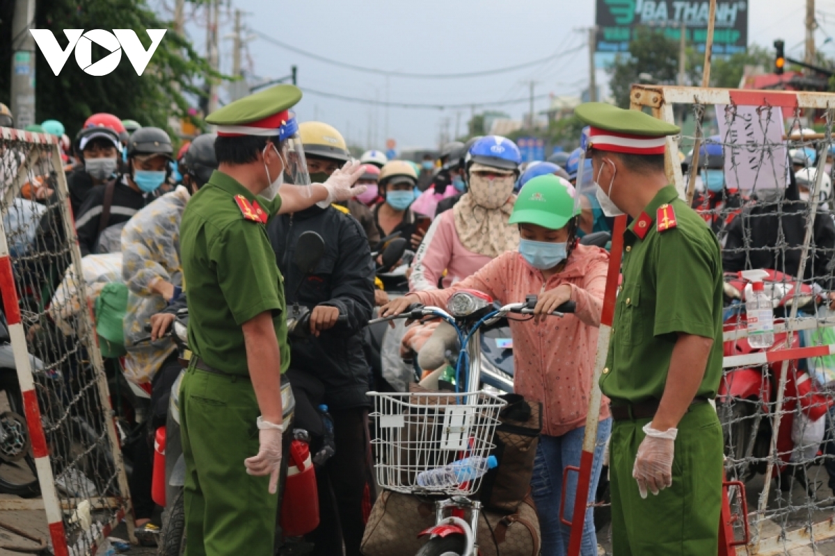 Người dân mắc kẹt ở của ngõ phía Tây vui mừng khi được TP.HCM hỗ trợ về quê 