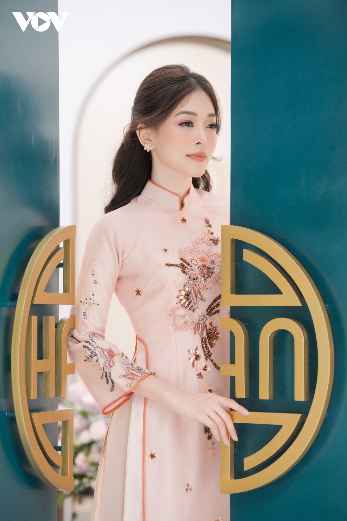 Do my linh, phuong nga chuc mung hoa hau ngoc han khai truong cua hang ao dai moi hinh anh 6