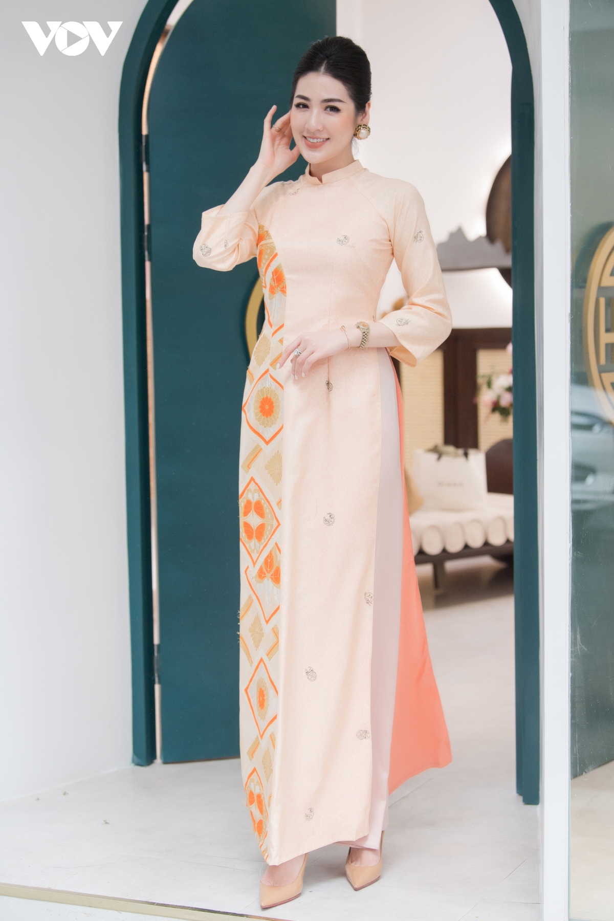 Do my linh, phuong nga chuc mung hoa hau ngoc han khai truong cua hang ao dai moi hinh anh 7