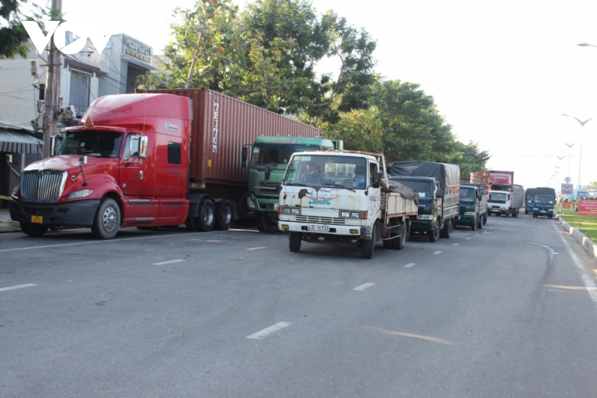 nhieu tinh mien trung noi long gian cach, Da nang qua tai tai chot kiem soat hinh anh 1