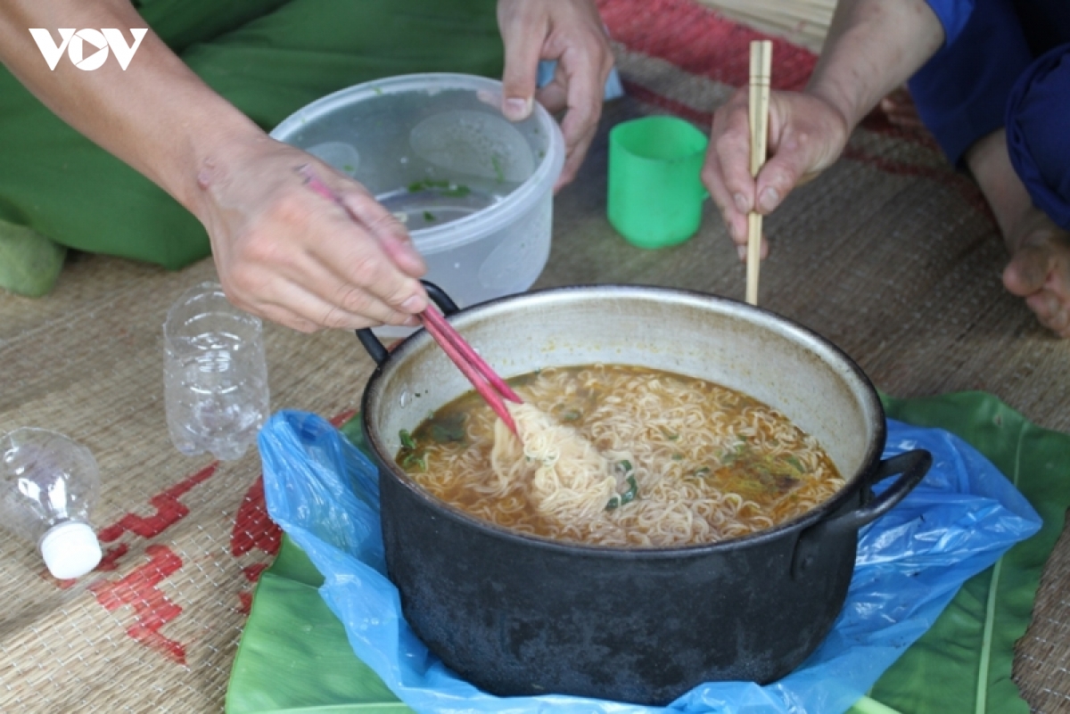 no luc kiem dich giua rung o vung cao yen bai hinh anh 11
