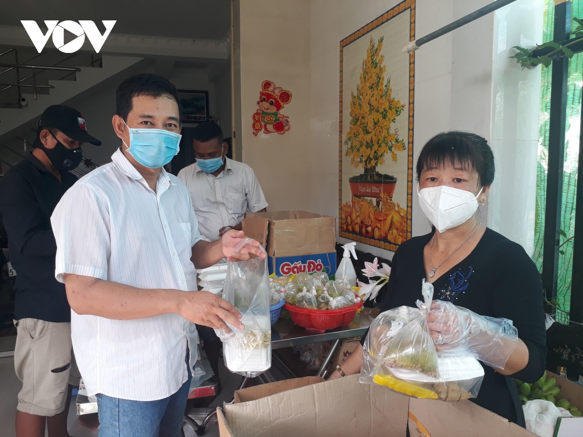 Ấm lòng hình ảnh đôi vợ chồng đồng lòng nấu cơm hỗ trợ người dân cách ly