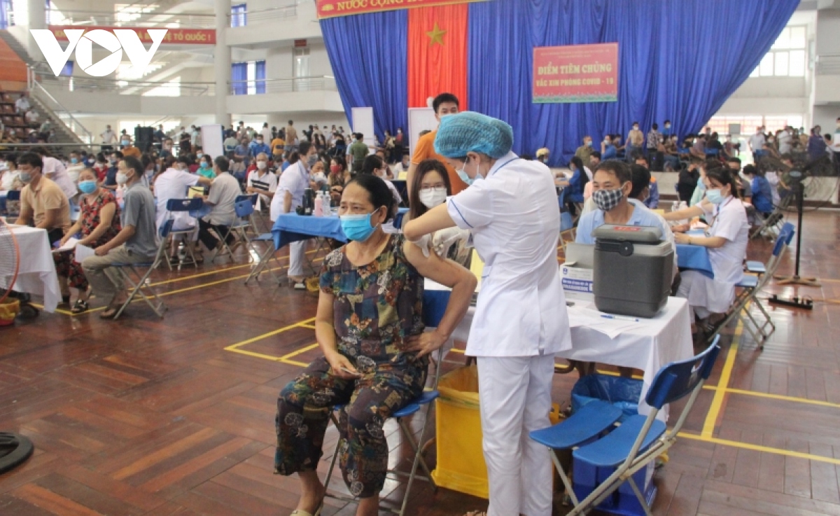 bac kan tiem vaccine ngua covid-19 tren dien rong hinh anh 2