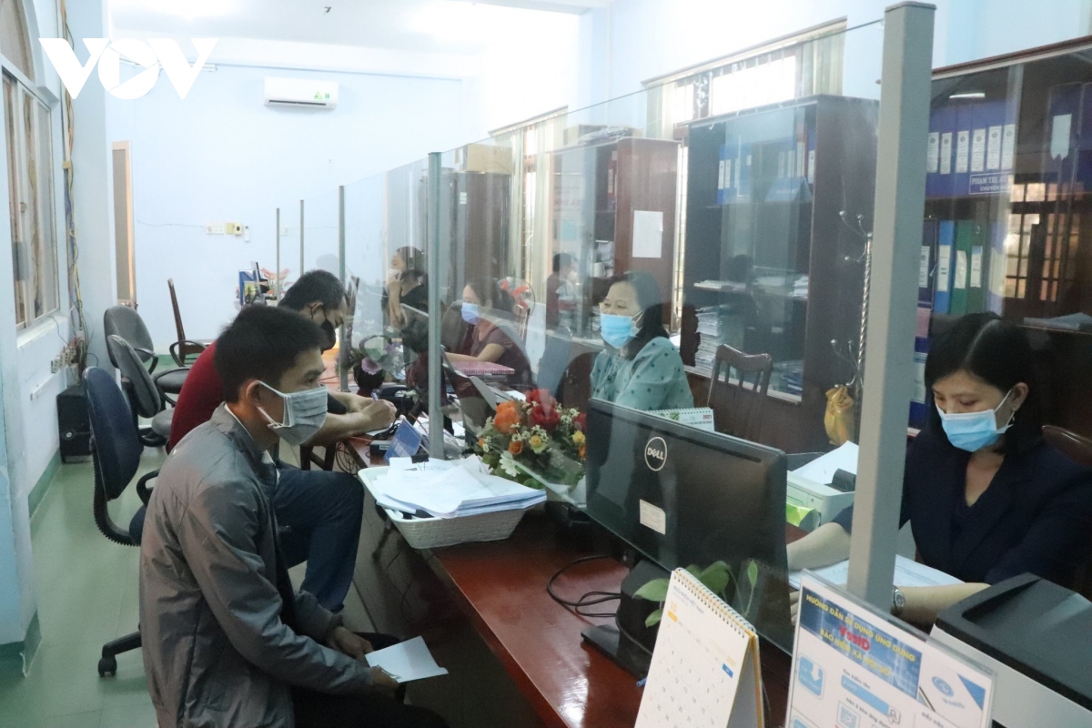 Vừa làm thủ tục nhận hỗ trợ từ Quỹ BHTN, người lao động vui mừng được nhận tiền liền tay