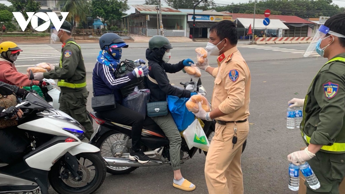 nguoi dan cac tinh mien trung, tay nguyen quay tro lai binh duong hinh anh 2