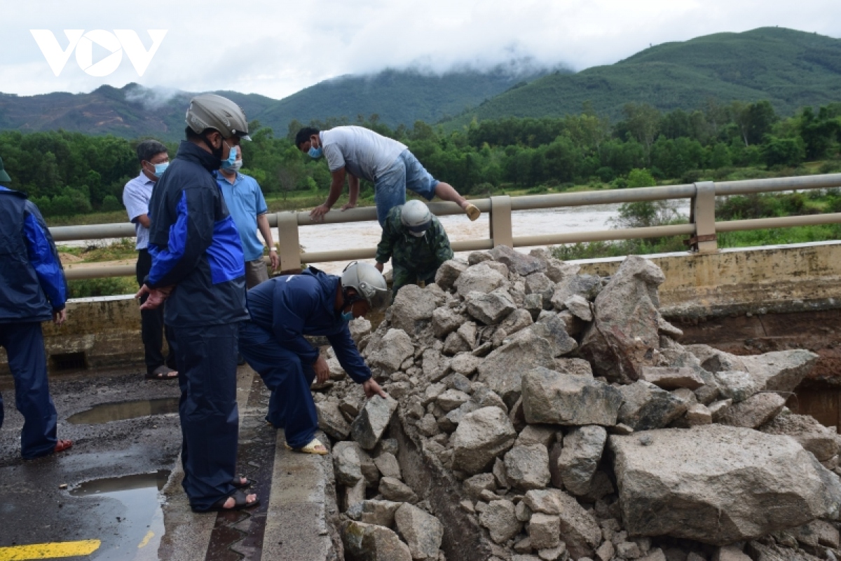 sap mo cau ngo la binh Dinh , giao thong bi chia cat hinh anh 9