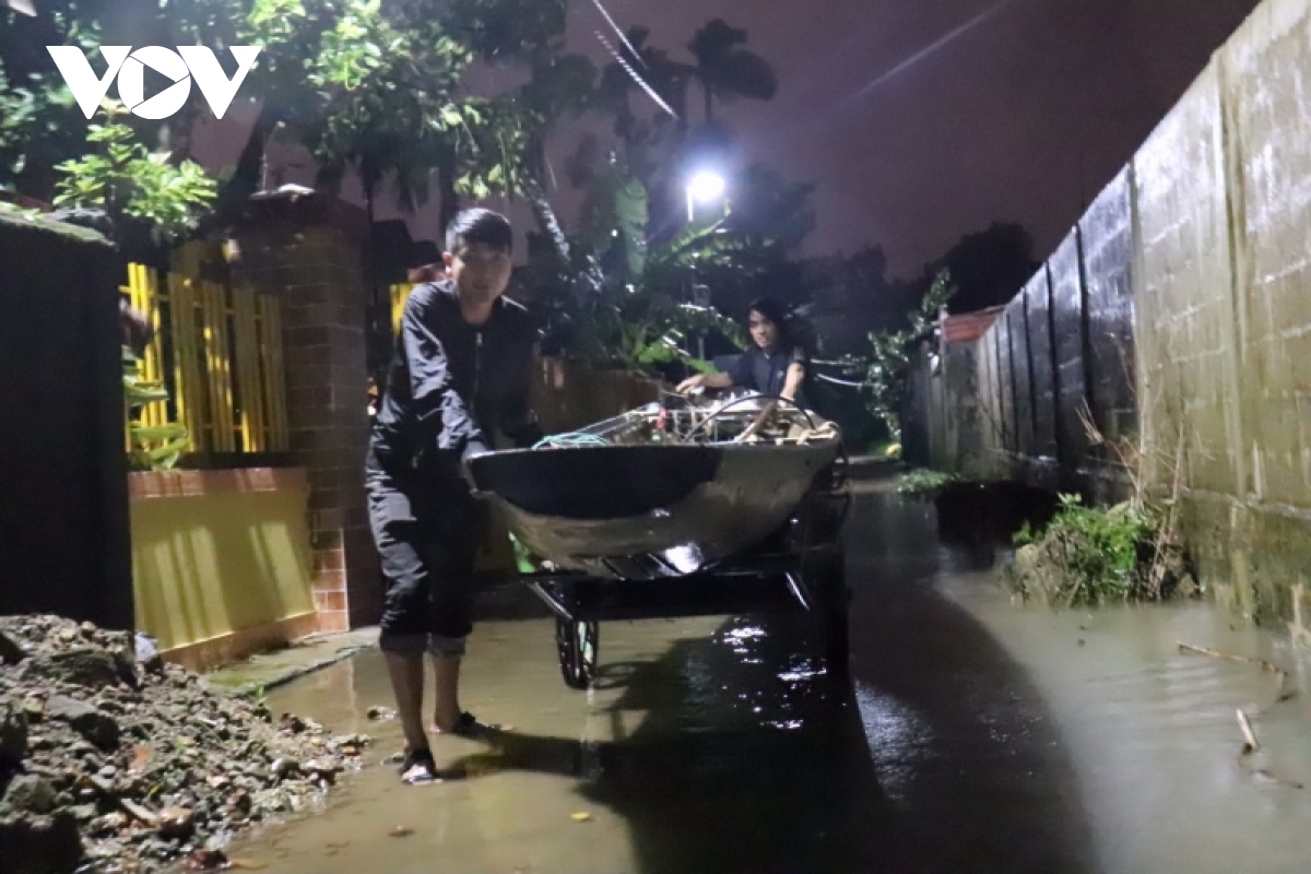 quang binh nguoi dan di doi tai san, chay lu trong dem hinh anh 1