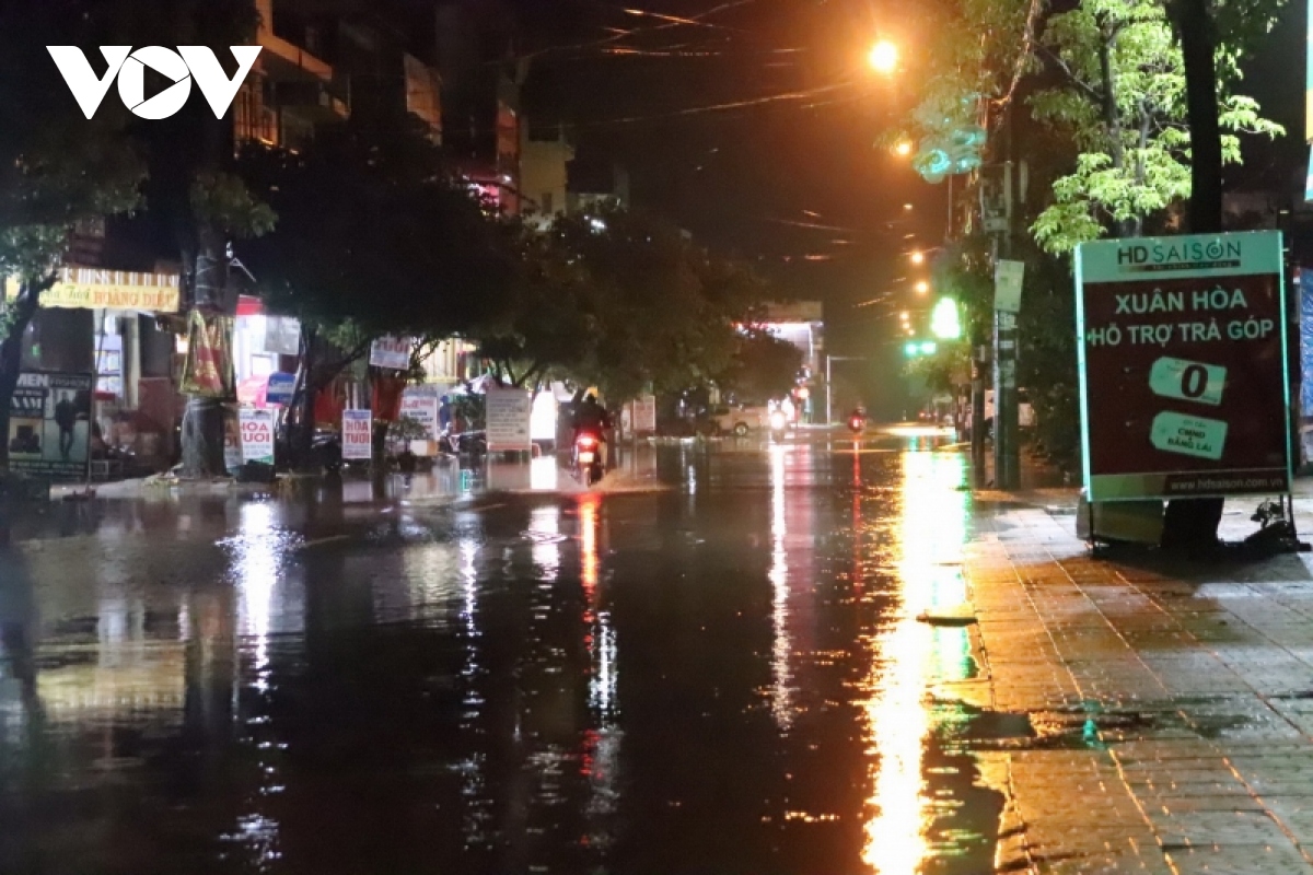 quang binh nguoi dan di doi tai san, chay lu trong dem hinh anh 3