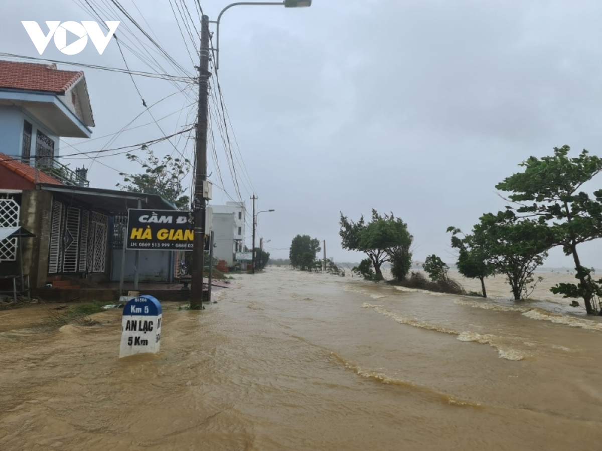 quang binh nguoi dan di doi tai san, chay lu trong dem hinh anh 5