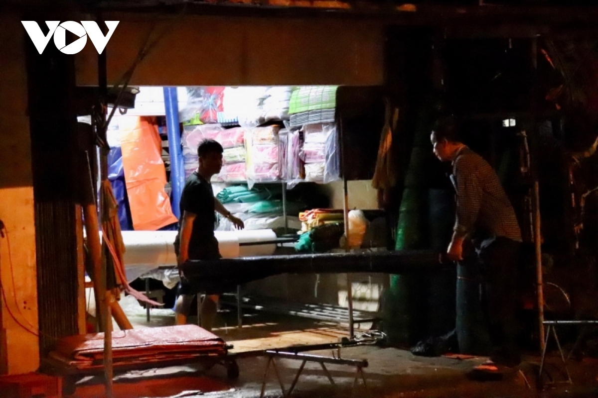 quang binh nguoi dan di doi tai san, chay lu trong dem hinh anh 7