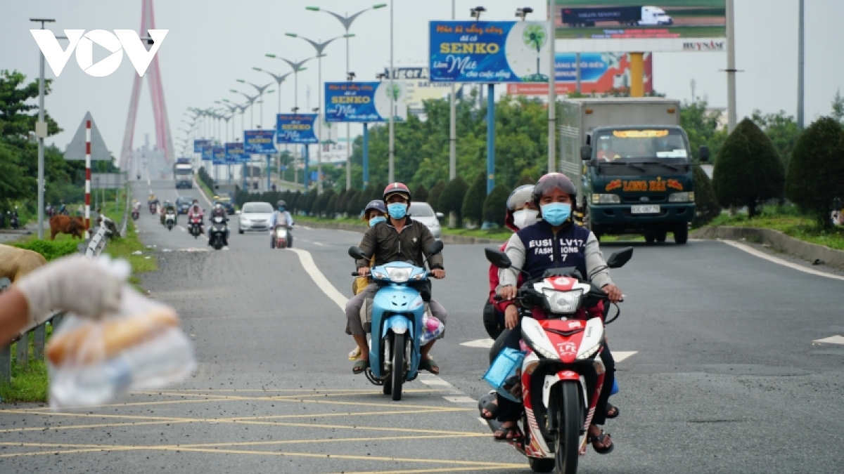 nguoi can tho san se bot nhoc nhan voi nguoi dan tren duong ve que tranh dich hinh anh 1