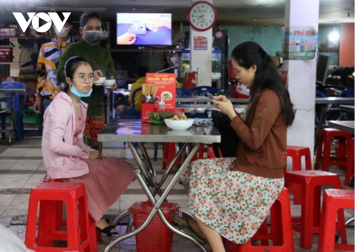 nguoi dan Da nang phan khoi an sang, uong ca phe khi hang quan duoc mo cua hinh anh 4