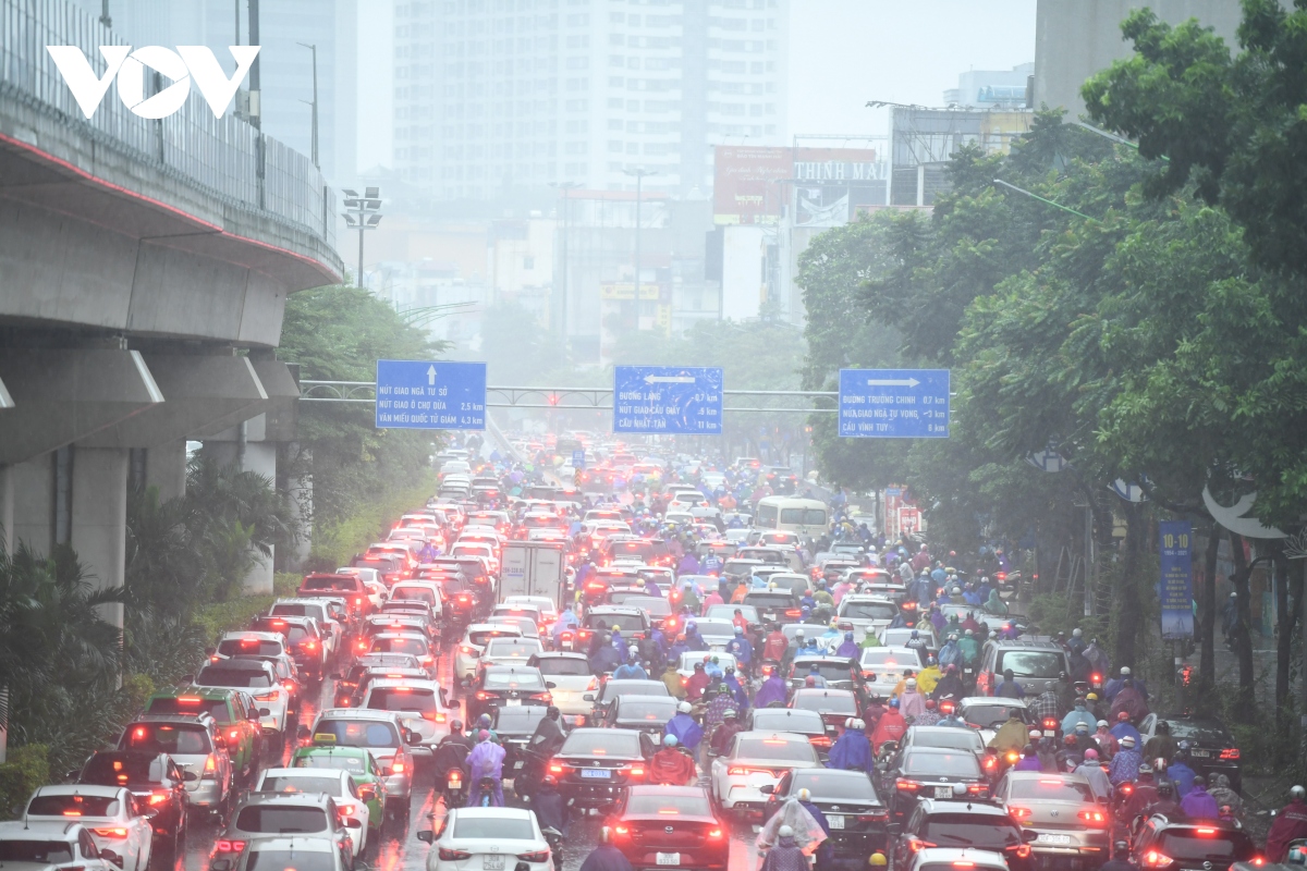 mua lon, duong pho o ha noi un tac keo dai trong sang dau tuan hinh anh 2