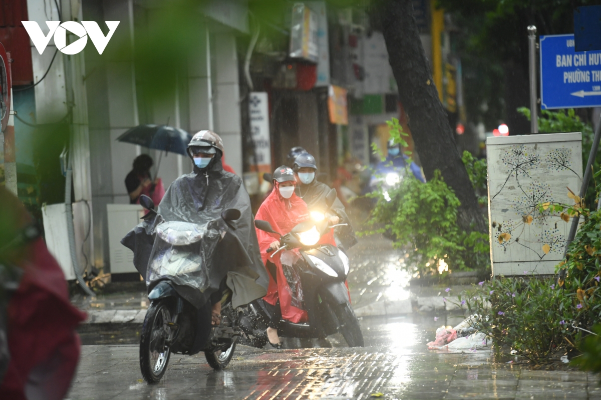 mua lon, duong pho o ha noi un tac keo dai trong sang dau tuan hinh anh 6