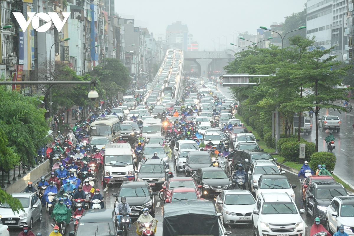 Đường phố Hà Nội tắc nghẽn kéo dài trong sáng thứ 2 đầu tuần