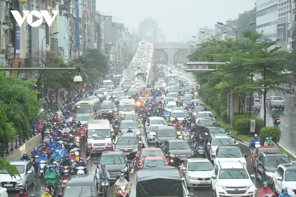 mua lon, duong pho o ha noi un tac keo dai trong sang dau tuan hinh anh 1