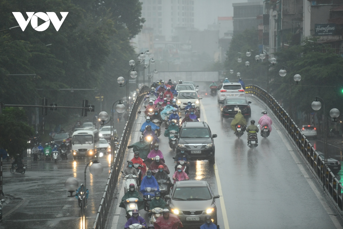 mua lon, duong pho o ha noi un tac keo dai trong sang dau tuan hinh anh 13