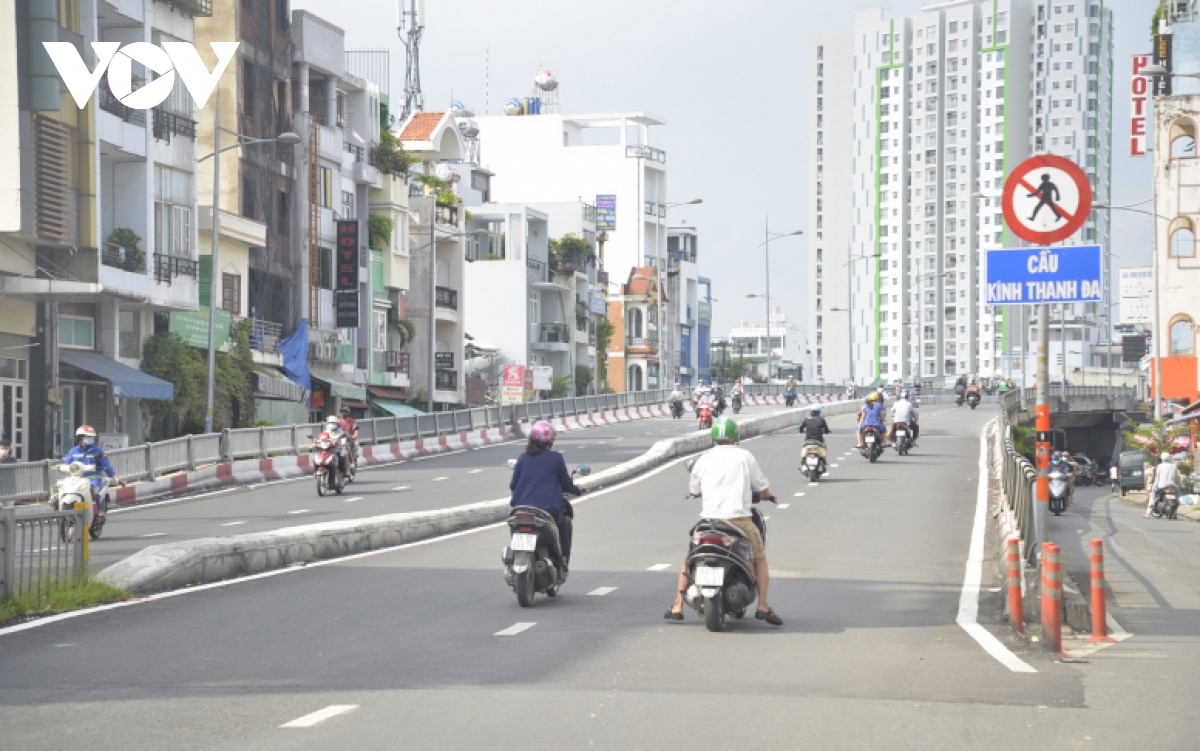 chot phuong an van chuyen nguoi lao dong tu cac tinh, thanh ve lai tp.hcm lam viec hinh anh 2