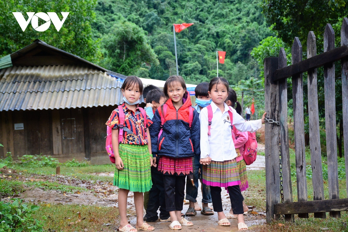 hoc sinh mau giao o thanh hoa ngay ngay di bo 6 km den truong hinh anh 4